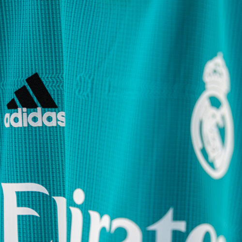 Image de l'article Le Real Madrid dévoile un maillot third en hommage à la Puerta del Sol