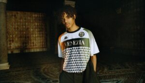 Le maillot extérieur 2021-2022 du Venezia FC présenté par Kappa