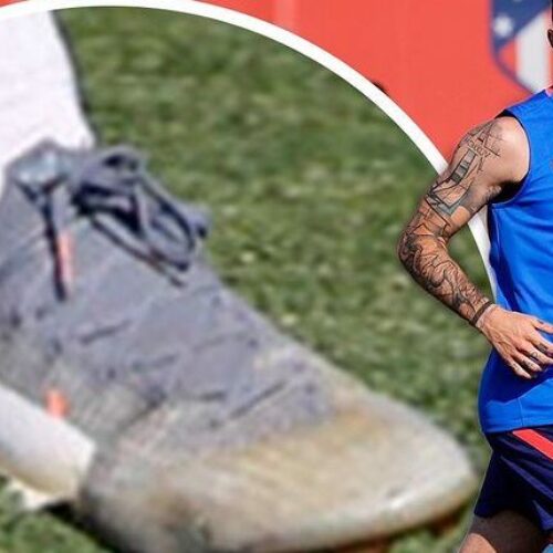 Image de l'article Sime Vrsaljko cache le logo de ses crampons avec du strap !