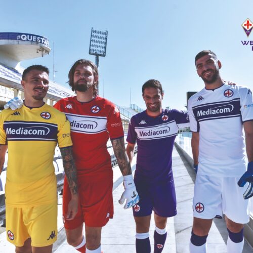 Image de l'article Les maillots de la Fiorentina 2021-2022 présentés par Kappa