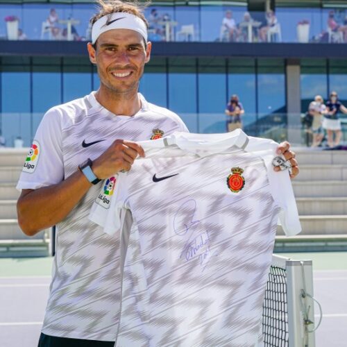 Image de l'article Quand Rafael Nadal dévoile le maillot extérieur de Majorque !