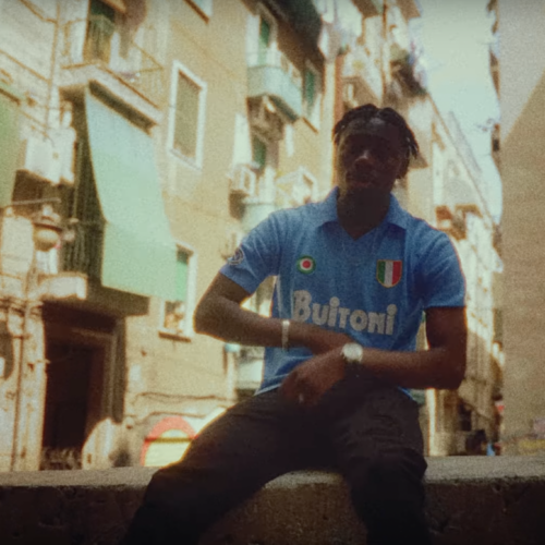 Image de l'article Tiakola rend hommage à Maradona dans son clip 