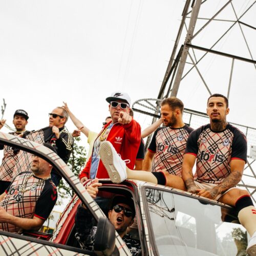 Image de l'article Newport County AFC réalise un maillot en collaboration avec Goldie Lookin Chain