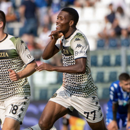 Image de l'article Le Venezia FC joue enfin avec un maillot (quasi) normal