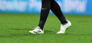 Le gardien de Liverpool joue des crampons de rugbyman !