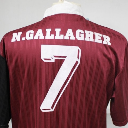 Image de l'article Des maillots de foot du groupe Oasis mis aux enchères