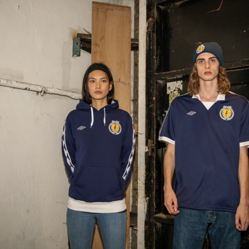 Image de l'article Umbro revisite un maillot de l'Écosse version AC/DC