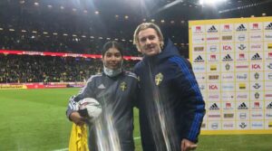 Elle aide la Suède à gagner du temps contre la Grèce, Forsberg lui offre son maillot
