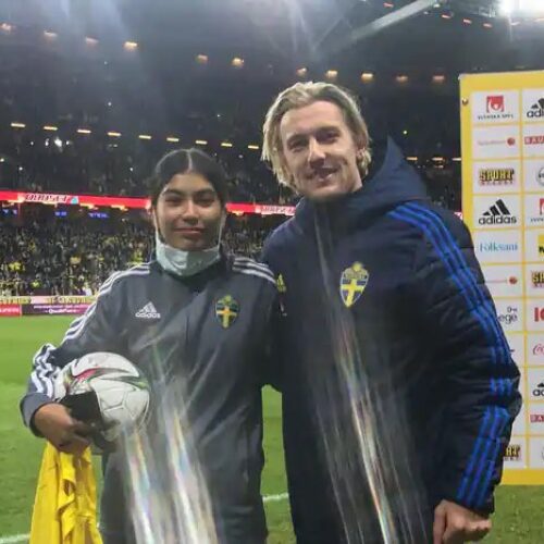 Image de l'article Elle aide la Suède à gagner du temps contre la Grèce, Forsberg lui offre son maillot
