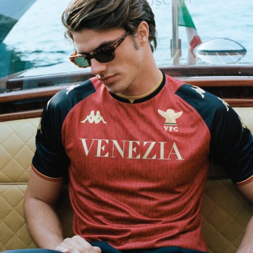 Image de l'article Le Venezia FC dévoile son nouveau maillot fourth