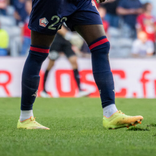 Image de l'article Ligue 1 : Qui sont les 8 joueurs qui ne portent pas de crampons adidas, Nike ou PUMA ?
