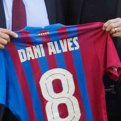 Image de l'article Dani Alves portera le numéro 8 pour son retour au Barça