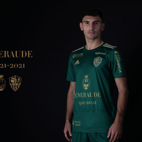 Image de l'article L'AC Ajaccio présente un maillot vert en hommage à un parfum !