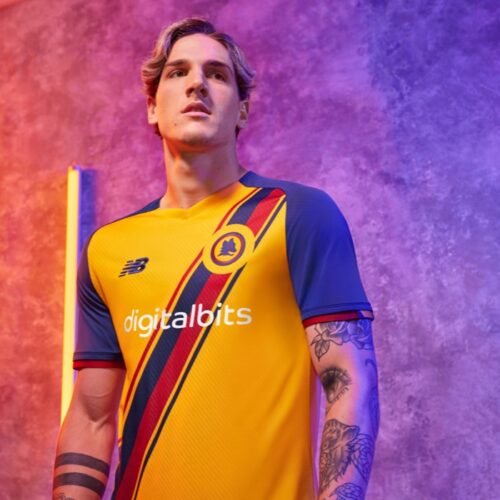 Image de l'article L'AS Roma dévoile un maillot third frappé de son ancien logo