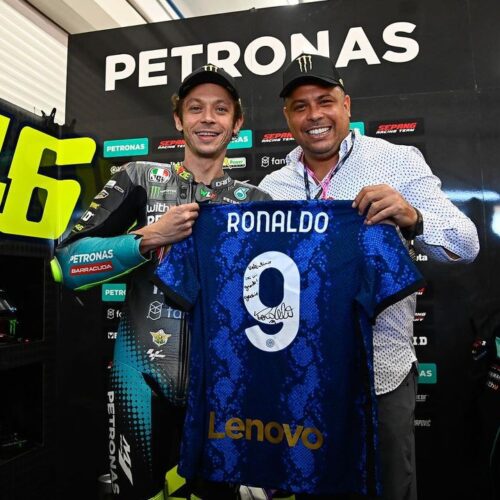 Image de l'article Ronaldo offre un maillot de l'Inter à Valentino Rossi pour sa dernière course