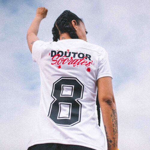 Image de l'article Les Corinthians dévoilent un maillot en hommage à Socrates