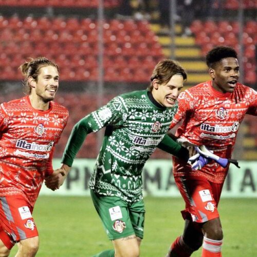 Image de l'article Deux clubs italiens dévoilent des maillots de foot de Noël