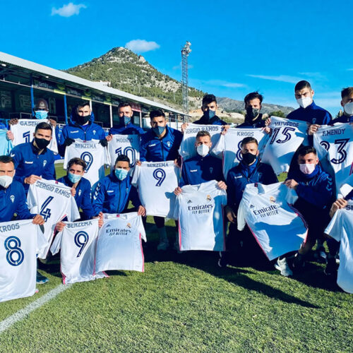 Image de l'article Quand les joueurs du Real offrent des maillots à leurs adversaires avant le match