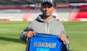 Le maillot mythique de Chaker Alhadhur vendu aux enchères