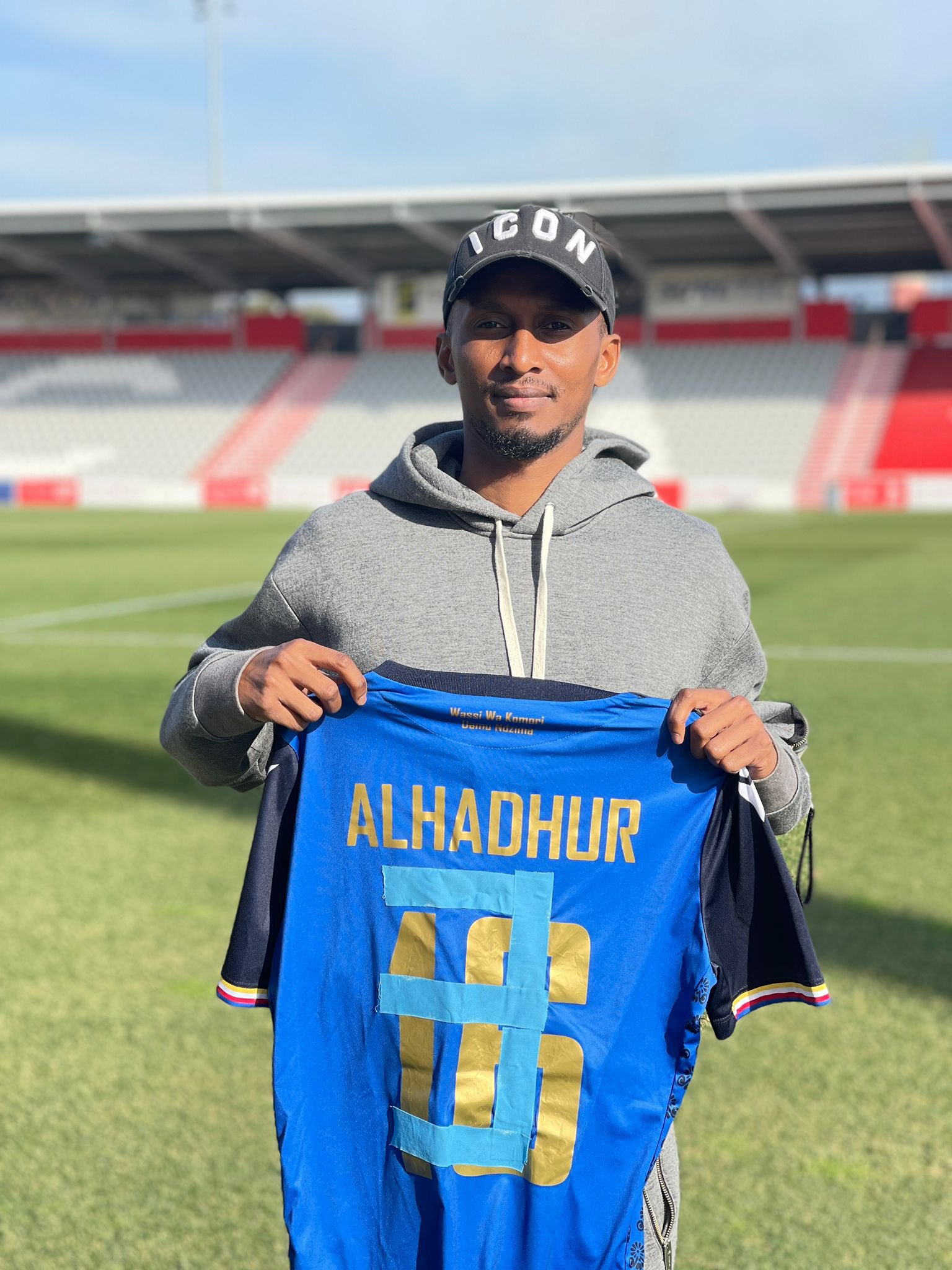 Le mythique maillot de Chaker Alhadhur vendu aux enchères