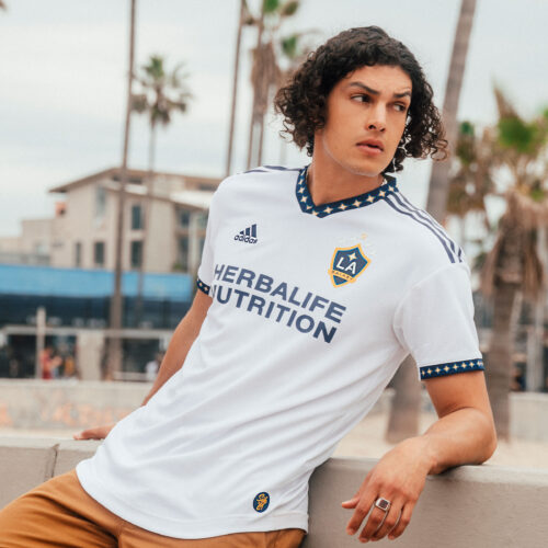 Image de l'article Los Angeles Galaxy dévoile un nouveau maillot avant le début de la MLS