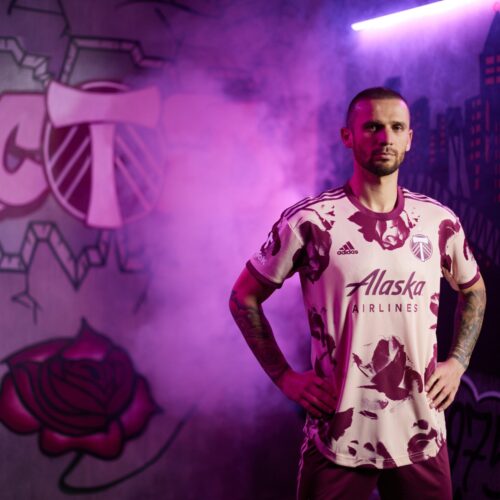 Image de l'article Les Timbers révèlent un maillot extérieur en hommage au surnom de Portland