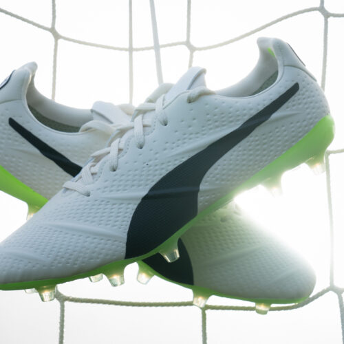 Image de l'article PUMA présente une paire de crampons en cuir vegan
