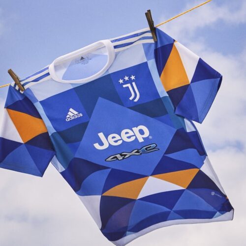 Image de l'article La Juventus révèle un maillot fourth en collaboration avec Eduardo Kobra