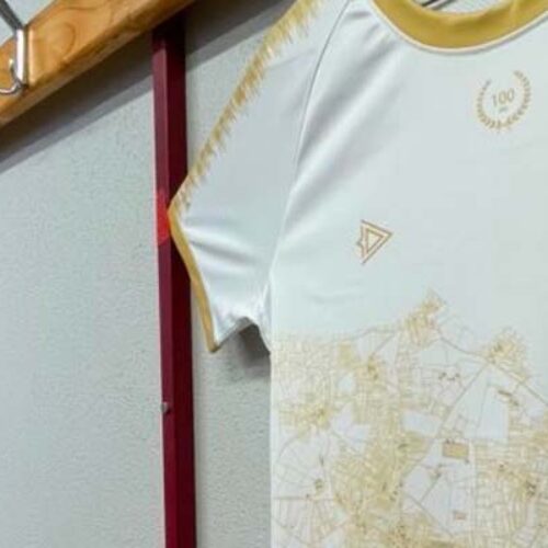 Image de l'article Foot amateur : La Gacilly réalise un maillot cartographique pour ses 100 ans