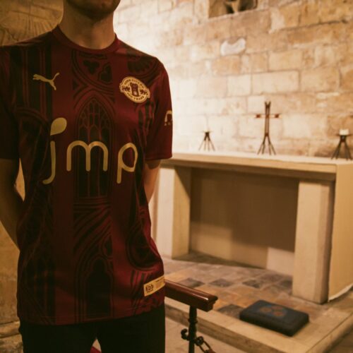 Image de l'article York City réalise un sublime maillot anniversaire inspiré d'une cathédrale
