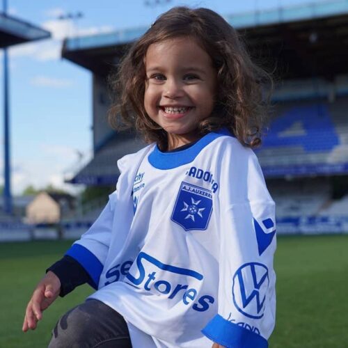 Image de l'article Les maillots d'Auxerre 2022-2023 dévoilés par Macron