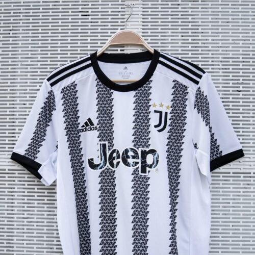 Image de l'article Juventus : un maillot domicile géométrique pour la saison 2022-2023