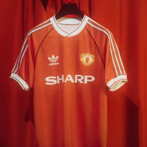 Image de l'article Manchester United réédite des maillots portés entre 1990 et 1992