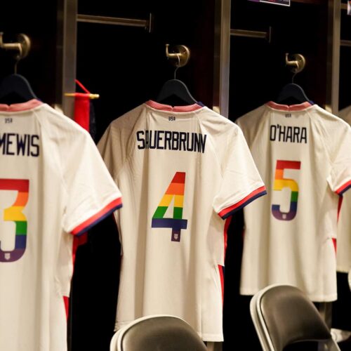 Image de l'article Des flocages arc-en-ciel sur les maillots des joueurs et joueuses des États-Unis