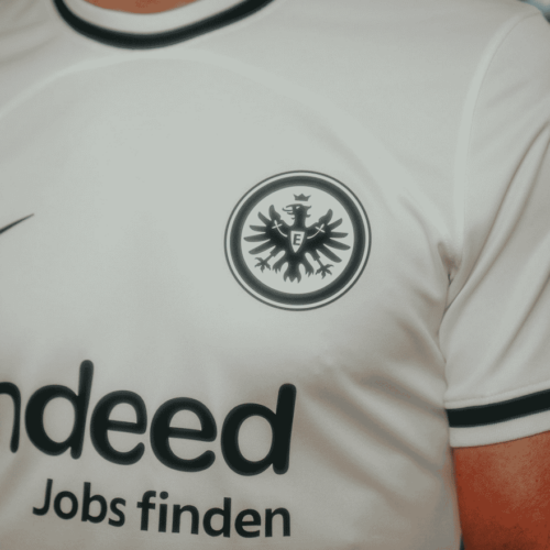 Image de l'article L'Eintracht Francfort révèle son nouveau maillot domicile pour la saison 2022-2023