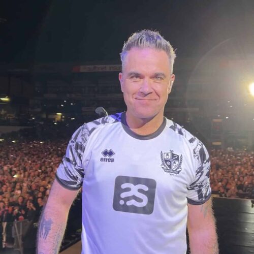 Image de l'article Robbie Williams dévoile le maillot de son club de cœur en plein concert
