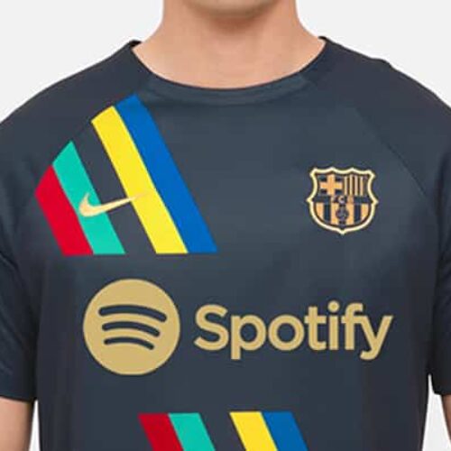 Image de l'article Le drapeau Olympique s'invite sur le maillot pré-match du Barça