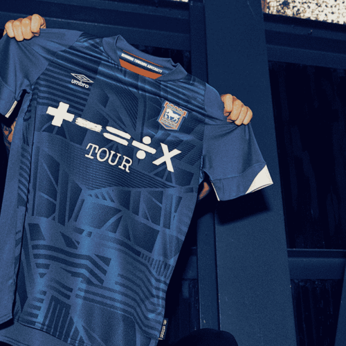 Image de l'article Ed Sheeran présente les maillots d'un club de D3 anglaise, Ipswich Town