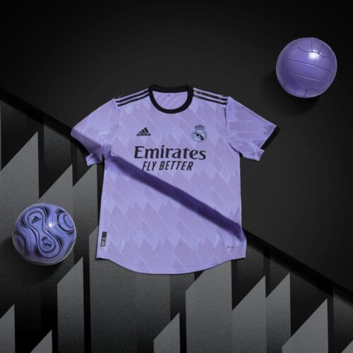 Image de l'article Le Real Madrid dévoile un maillot extérieur violet pour la saison 2022-2023