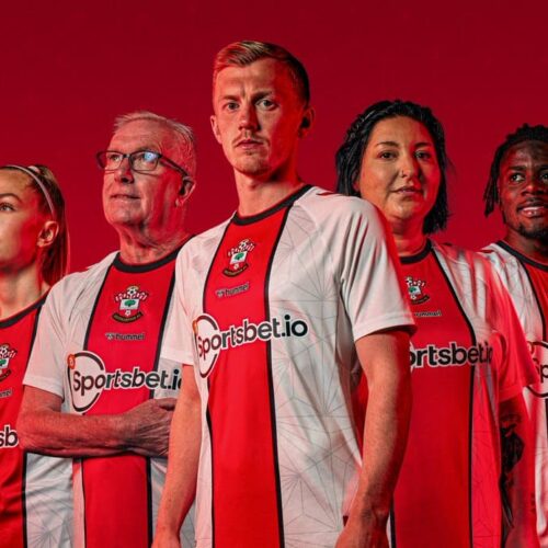 Image de l'article Southampton s'inspire des années 80 pour son maillot 2022-2023