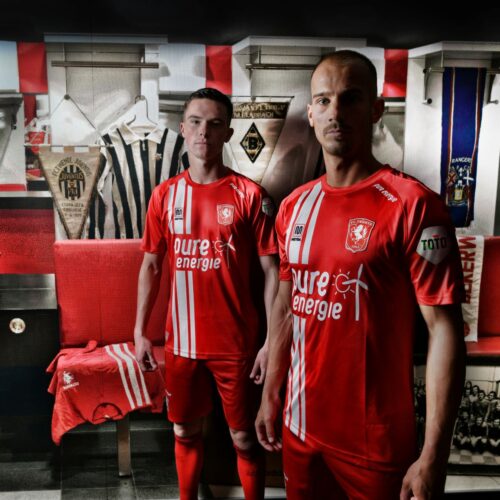 Image de l'article Twente dévoile un maillot 22-23, remake des années 70