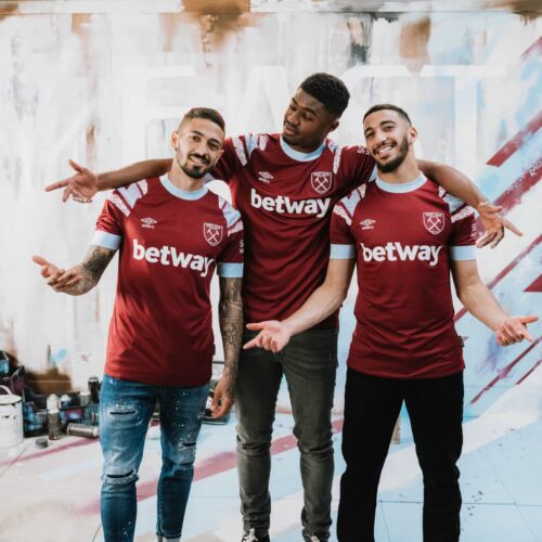 Image de l'article West Ham : le maillot 2022-2023 dévoilé et inspiré des années 90