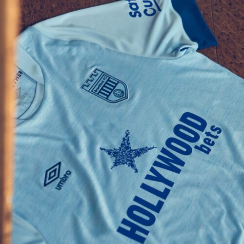Image de l'article Brentford dévoile un maillot extérieur inspiré des années 80-90