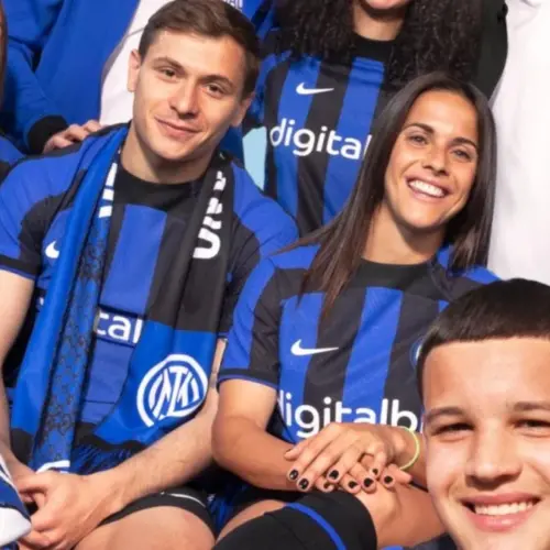 Image de l'article L'Inter Milan présente son nouveau maillot domicile pour la saison 2022-2023