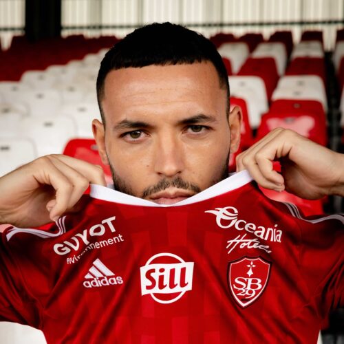 Image de l'article Stade Brestois : le maillot domicile pour la saison 2022-2023 dévoilé