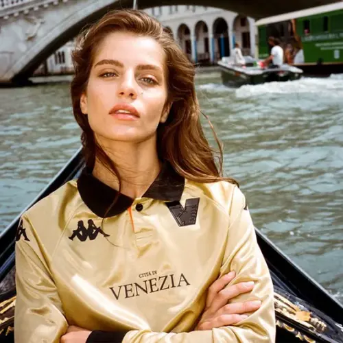 Image de l'article Venezia FC : du noir et du doré pour le maillot third