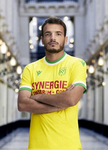 Image de l'article Le maillot du FC Nantes 2022-2023 à domicile, présenté par Macron
