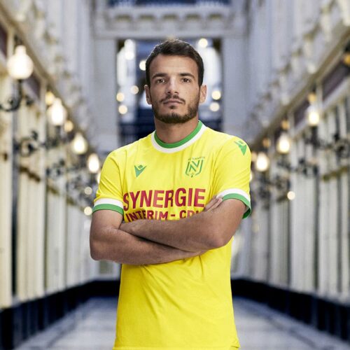 Image de l'article Le maillot du FC Nantes 2022-2023 à domicile, présenté par Macron