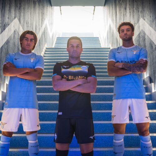 Image de l'article La Lazio dévoile ses (sublimes) premiers maillots Mizuno pour 2022-2023