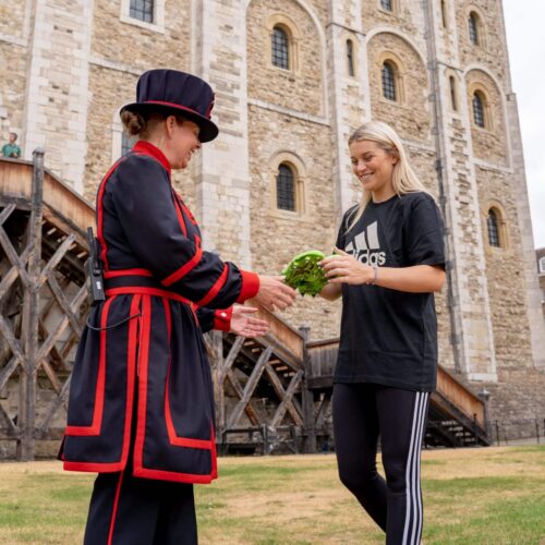 Image de l'article Les crampons d'Alessia Russo exposés aux côtés des joyaux de la Reine d'Angleterre